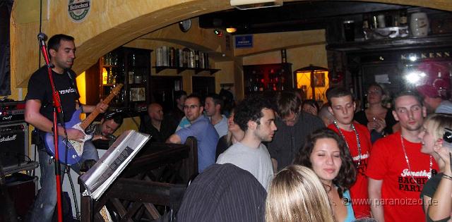 Kilians 2010-07-2436.jpg - Praktisch: mit so einem Notenständer kann man während des Gigs Zeitung lesen ;)